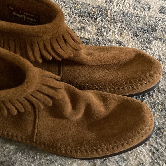 Fringe Minnetonka Moccasins Boots Booties Brown Suede Leather Fall Flats - Picture 5 of 8